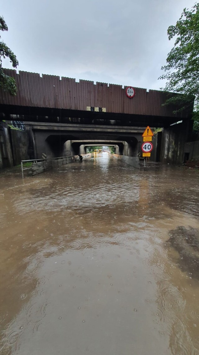 ul. Lwowska w Katowicach. Wskutek intensywnych opadów deszczu zalana została jezdnia. Konieczna była interwencja PSP.
