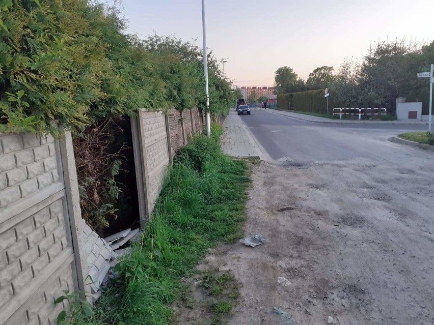 Ktoś zniszczył płot za targowiskiem w Sycowie. Policja szuka sprawcy