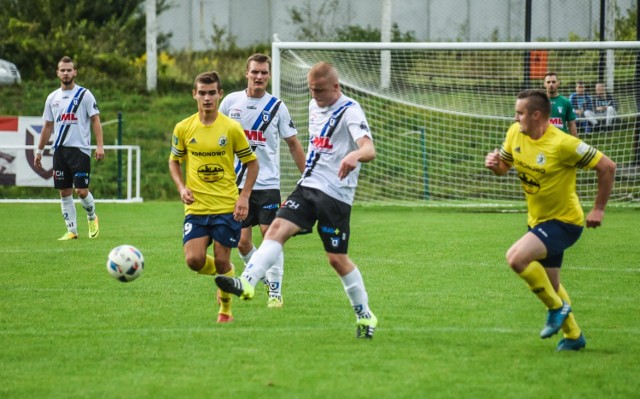 W meczu 3. kolejki rozgrywek A klasy Zawisza Bydgoszcz pokonał Victorię Koronowo 1:0

Zawisza Bydgoszcz - Victoria Koronowo 1:0 (0:0)
Bramka: Arkadiusz Nowicki (75).
ZAWISZA: Marcin Niwiński - Artur Cielasiński, Bartosz Stoppel, Tomasz Detmer, Bartosz Bąk, Adrian Brzeziński, Patryk Błażejewicz (90.Tomasz Stachewicz), Adam Wiśniewski, Paweł Kanik, Wojciech Ruczyński (75. Arkadiusz Nowicki), Patryk Straszewski (86. Patryk Bereza). Rezerwowi: Jan Stypczyński, Patryk Szymański, Jarosław Lewandowski, Oskar Ziemba.

VICTORIA: Łukasz Dąbrowski - Mateusz Chranowski, Paweł Dec, Mateusz Giełażyn, Jakub Kulpa, Maciej Górzyński (70. Paweł Górzyński), Adrian Bielawski, Szymon Łagoda (80.Łukasz Dziedzic-Kamiński), Aleksander Zieliński, Michał Wardach (80. Paweł Baumgart), Paweł Zieliński. Rezerwa: Kacper Nakielski, Krystian Uczniak, Jakub Mizdalski,, Przemysław Dec.





(DARK), (STYK)