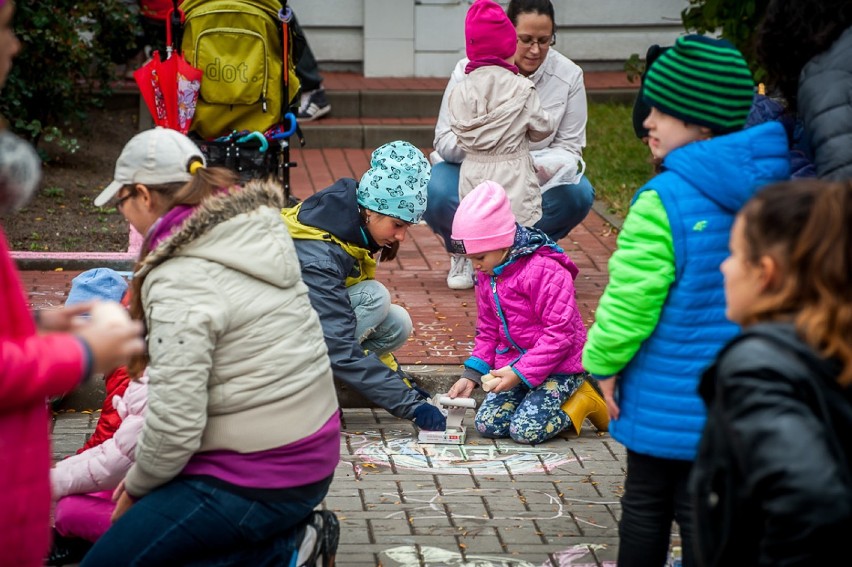 Malowanie kredą na Białołęce. Radosna twórczość na przekór...