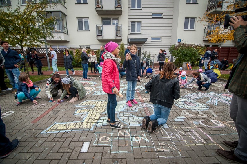 Malowanie kredą na Białołęce. Radosna twórczość na przekór...