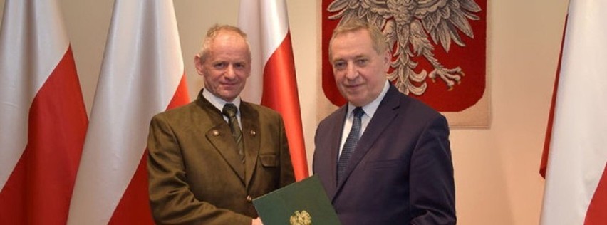 Nowy Łowczy Krajowy Piotr Janoch (po lewej) z ministrem...