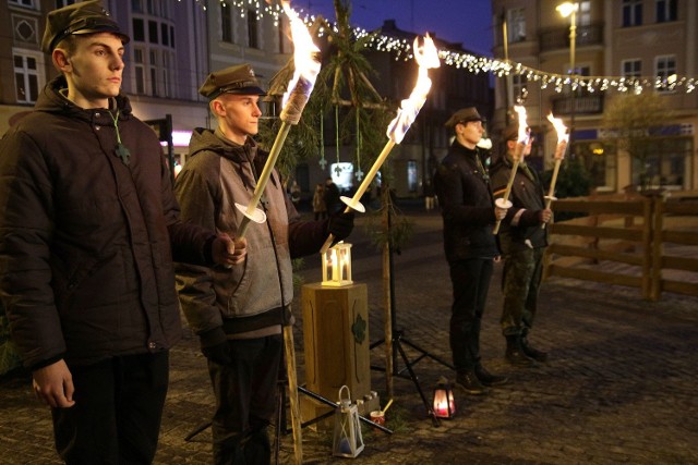 Świąteczna atmosfera zapanowała na grudziądzkim Rynku za sprawą harcerzy. Patrol harcerski z pochodniami wprowadził Betlejemskie Światełko Pokoju i ustawił je na honorowym miejscu pełniąc przy nim wartę. Każdy kto zjawił się na Rynku mógł odpalić swoją świecę. Zuchy i harcerze uprzyjemniali czas śpiewem a zmarzniętych częstowano gorącą herbatą i pierniczkami.