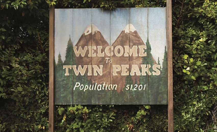 Osławiona już tablica witająca wjeżdżających do Twin Peaks,...