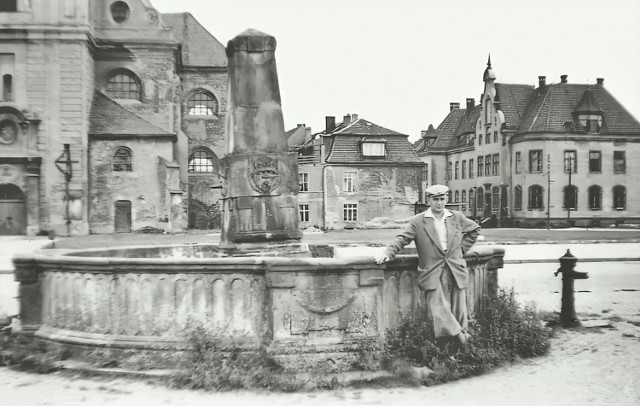 Mężczyzna pozujący przy krośnieńskiej fontannie w 1957 roku.