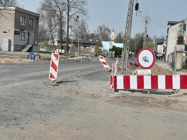 Budowa nowego ronda zostaje wznowiona po przerwie. W związku z tym wraca objazd na skrzyżowaniu ulic Złotej, Prostej i Karola Szymanowskiego. Objazdy będą obowiązywać od 6 maja.