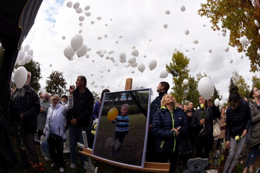 Trwa pogrzeb tragicznie zmarłego 4-letniego Piotrusia. W...