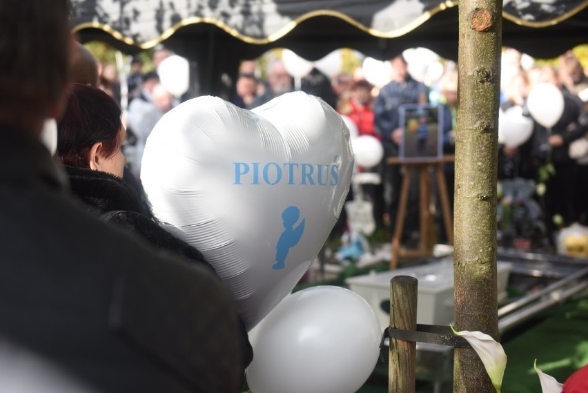 Trwa pogrzeb tragicznie zmarłego 4-letniego Piotrusia. W...