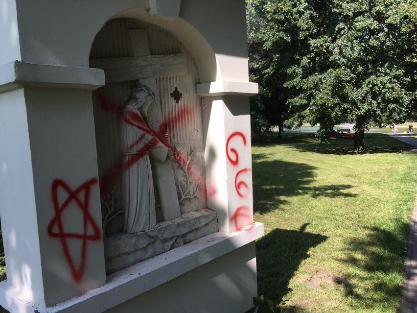 Profanacja stacji drogi krzyżowej w Kielcach! Pojawiły się na niej satanistyczne symbole