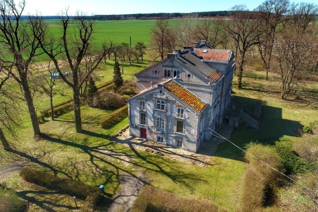 Zabudowa wsi pochodzi z XIX wieku, podobnie jak kościół filialny w stylu neogotyckim i pałac leżący na uboczu, na miejscu wcześniejszego dworu. Całość ma swój niepowtarzalny urok, który możemy podziwiać dzięki zdjęciom naszego Czytelnika Grzegorza Walkowskiego.