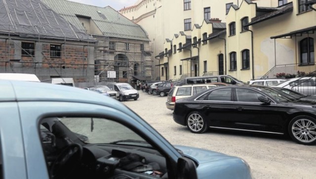 Parking na terenie franciszkanów znajduje się z tyłu magistratu. Urząd wynajmuje tam 25 miejsc postojowych dla radnych miejskich