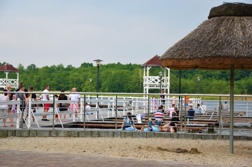 Imponujący długi weekend nad Jeziorem Sławskim. Tłumy wypoczywających. ZDJĘCIA