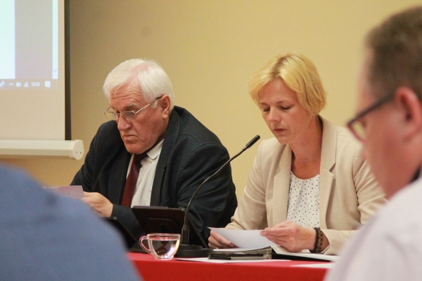 Rada Miejska w Zdunach upamiętniła 30. rocznicę wolnych wyborów [ZDJĘCIA]               