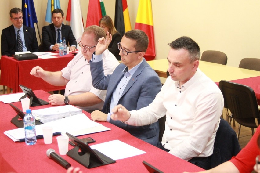 Rada Miejska w Zdunach upamiętniła 30. rocznicę wolnych wyborów [ZDJĘCIA]               