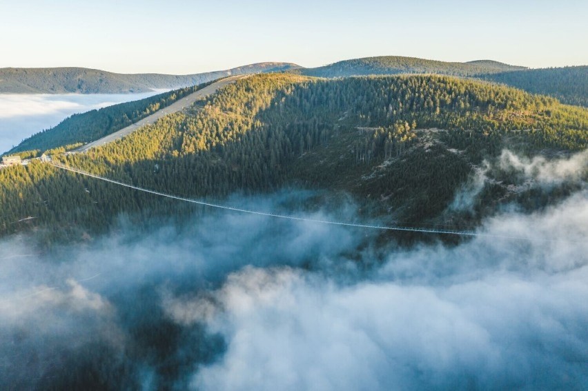 Najdłuższy wiszący most na świecie w pobliżu Śnieżnika. Sky...