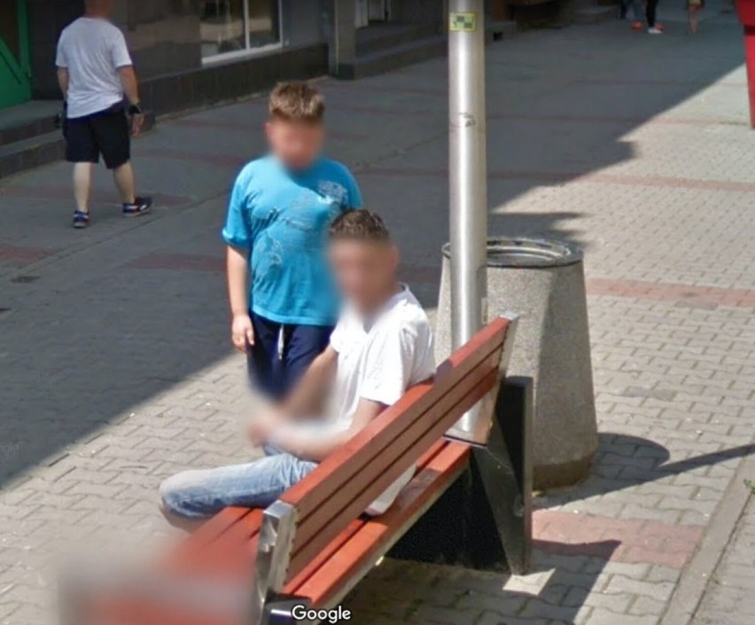Usiedli tylko na ławce w Sosnowcu... i kamera Google ich zaskoczyła. Sosnowiczanie zostali uwiecznieni na zdjęciach - zobacz to!