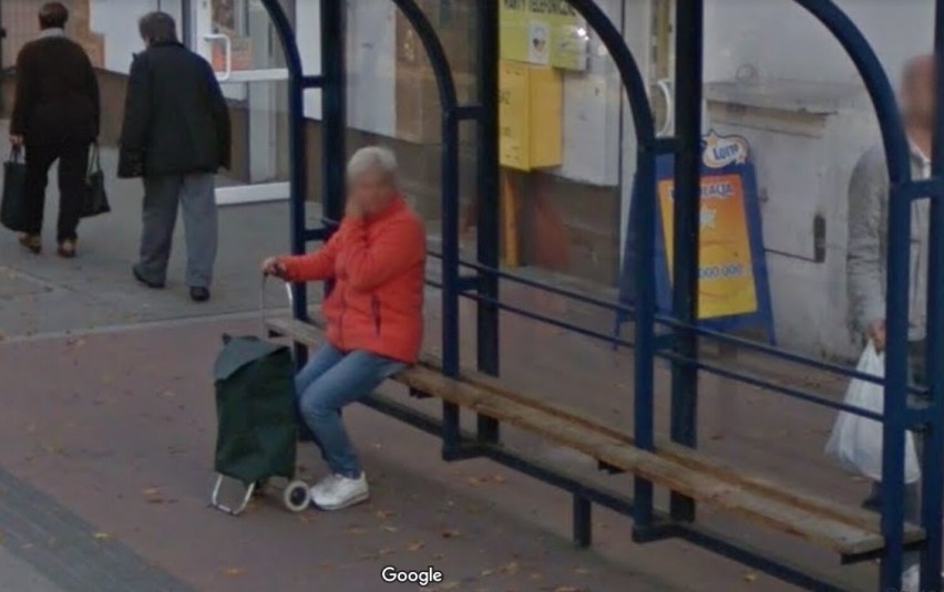 Usiedli tylko na ławce w Sosnowcu... i kamera Google ich zaskoczyła. Sosnowiczanie zostali uwiecznieni na zdjęciach - zobacz to!