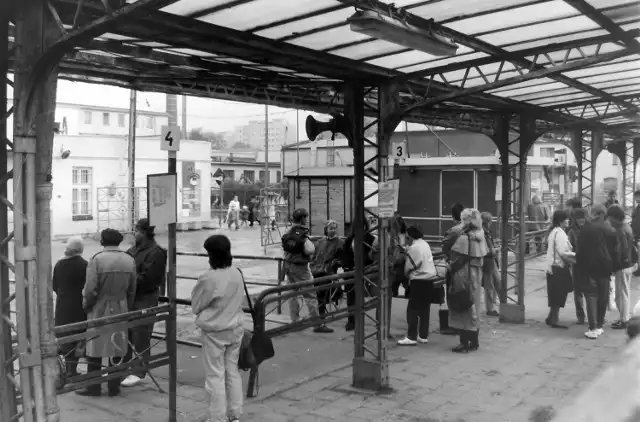 Dawny dworzec PKS u zbiegu ulic Piłsudskiego i Rapackiego w Grudziądzu. Fotografie z początku lat 90.