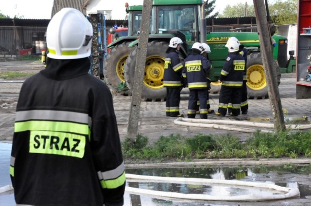 Gmina Nowy Dwór Gdański. Szesnaście jednostek straży pożarnej walczyło z pożarem, do którego doszło w niedzielne popołudnie w miejscowości Rakowo. Ogień pojawił się w budynku po byłym PGR-rze.