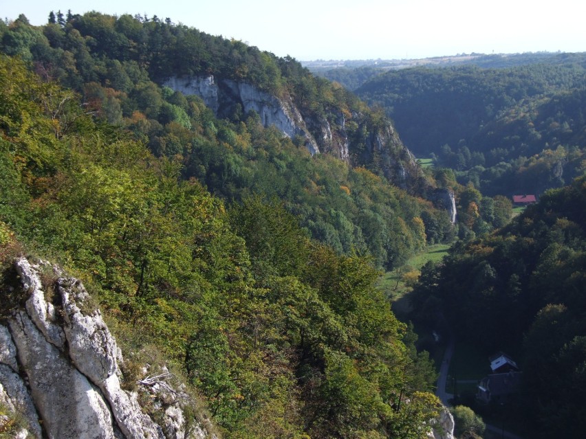 Znajduje się w województwie małopolskim, około 16 km od...