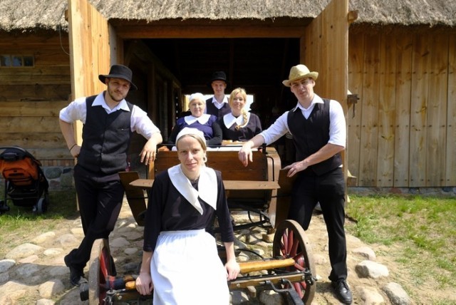 Olenderski Park Etnograficzny w Wielkiej Nieszawce (przy ul. Mennonitów 14) jest pierwszym w Polsce skansenem poświęconym osadnictwu olenderskiemu, rozwijającemu się od XVI w. 

Zobacz także: Dzień Otwartych Koszar w Centrum Szkolenia Artylerii i Uzbrojenia w Toruniu [ZDJĘCIA]

Na powierzchni ponad 5 ha, zrekonstruowano olenderską wieś. Znajdują się w niej 3 pełne zagrody składające się z 6 zabytkowych budynków mieszkalnych i gospodarczych. Przeniesione zostały z terenu Doliny Dolnej Wisły i pochodzą z XVIII i XIX w. 

Polecamy: QUIZ. Pamiętasz szkołę z czasów PRL? To był inny świat!

Z okazji wielkiego otwarcia zarówno w sobotę, jak i w niedzielę, obiekt można było zwiedzać za darmo. 

Olenderski Parku Etnograficzny w Wielkiej Nieszawce już otwarty! [ZDJĘCIA]