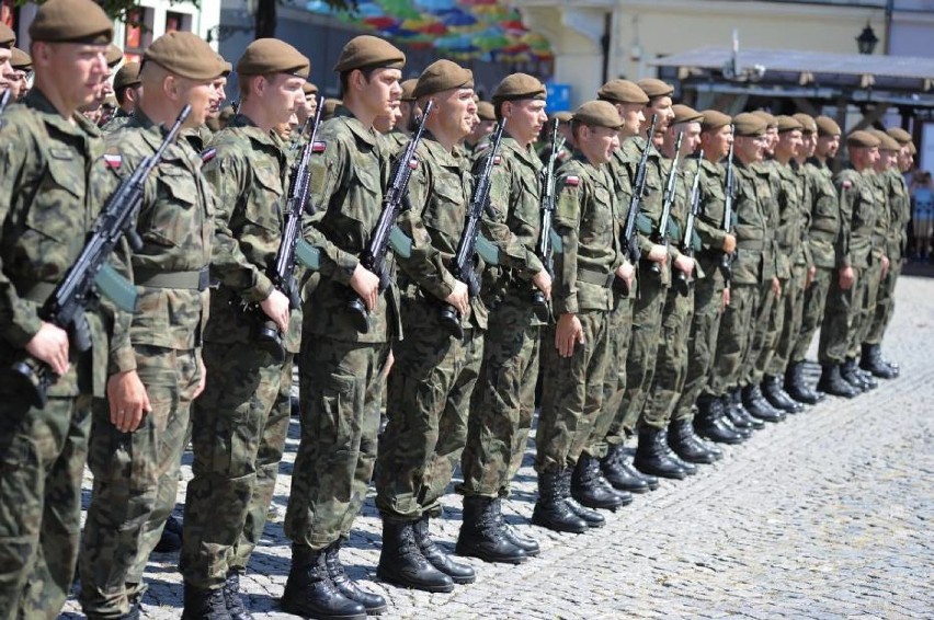 Na leszczyńskim rynku przysięgę złożyło 100 nowych żołnierzy...