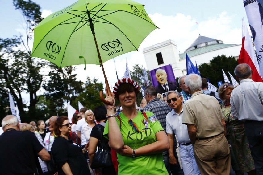 Protest pod Sejmem. "Powstrzymajmy zamach stanu". Tysiące...