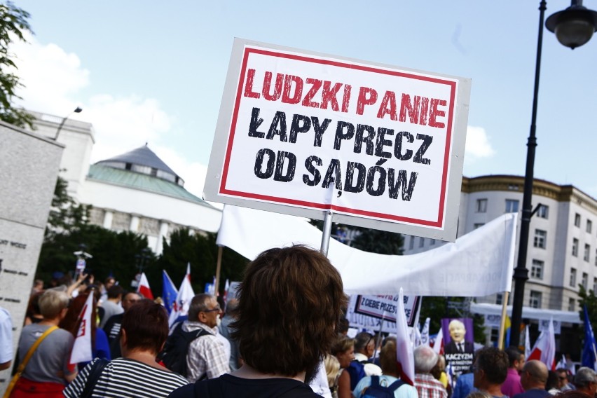 Protest pod Sejmem. "Powstrzymajmy zamach stanu". Tysiące...