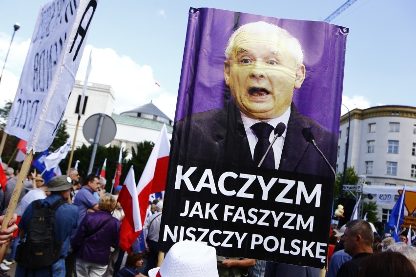 Protest pod Sejmem. "Powstrzymajmy zamach stanu". Tysiące...