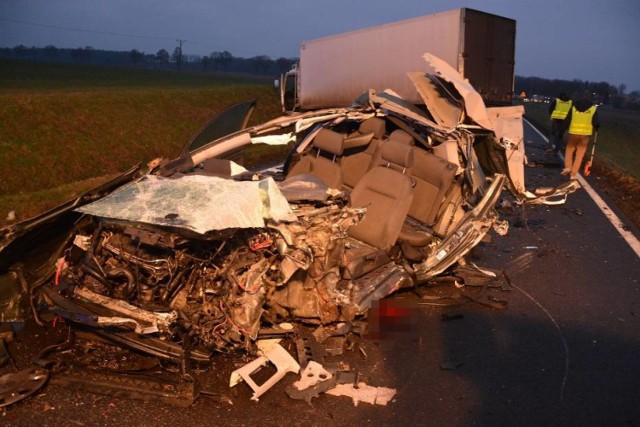 Tragiczny w skutkach okazał się poranny wypadek z 8 grudnia na DK 25 na trasie Kamień Krajeński - Zamarte w pobliżu skrzyżowania "na Człuchów". Kierowca volkswagena golf, który wpadł pod tira, zmarł w szpitalu.