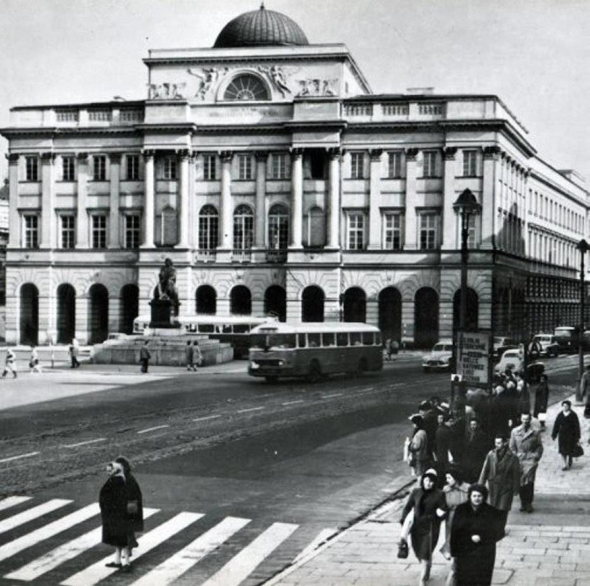 Od początku mówiono, że gmach jest nawiedzony. Podobno można...