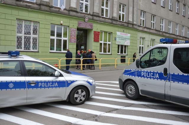 Alarm bombowy na maturze w Piotrkowie. Maturzyści odzieżówki ewakuowani. Maturę 2019 rozpoczęli z opóźnieniem