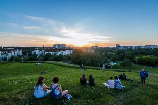 Sierpniowe weekendy będą dedykowane „Dawnej Warszawie”. Letnie Koncerty na Grochowskiej odbywają się w soboty i niedziele, g. 16:00. Orkiestra Sinfonia Varsovia, Pawilon Koncertowy , ul. Grochowska 272

SOBOTA
17.08.2019 16:00
Program:
Mieczysław Karłowicz Serenada na orkiestrę smyczkową op. 2
Antoni Stolpe  Scena dramatyczna na wiolonczelę i kwintet smyczkowy
Witold Maliszewski Suita na wiolonczelę i sekstet smyczkowy op. 20
Ignacy Feliks Dobrzyński II Kwintet smyczkowy a-moll op. 40 (cz. II Andante. Cantabile ed espressivo)

Wykonawcy
Anna Wróbel wiolonczela
Camerata Vistula
Andrzej Gębski skrzypce
Gwidon Ciężarek skrzypce
Grzegorz Chmielewski altówka
Elżbieta Piwkowska wiolonczela
Jerzy Cembrzyński kontrabas
Andrzej Wróbel wiolonczela / kierownik artystyczny
Michał Niżyński prowadzenie

NIEDZIELA
18.08.2019 16:00
Program:
Louis Couperin Prelude a l'imitation de Mr. Froberger z Suity a-moll
Michelangelo Rossi Toccata Settima
Domenico Scarlatti Sonata f-moll K. 69
Domenico Scarlatti Sonata d-moll K. 517
François Couperin Les Ombres Errantes: 25ème Ordre
Wilhelm Friedemann Bach Fantasia a-moll F. 23
Jean Françaix La Scolopendre z suity „L'Insectarium”
Antonio Soler Fandango d-moll R. 146

Wykonawcy
Stanisław Łopuszyński fortepian, klawesyn

Piotr Wojciechowski prowadzenie