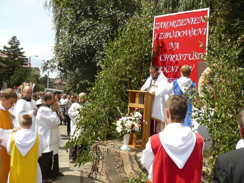 Boże Ciało w Nowej Soli. Tak wyglądała procesja dziesięć lat temu! Ulicami miasta szły tłumy. Zobacz zdjęcia z czerwca 2011 roku