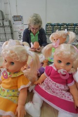 W krakowskiej fabryce lalek. Tu rodzą się dziewczęce marzenia [ZDJĘCIA]