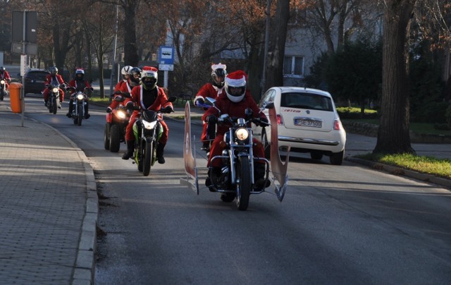 Śrem: św. Mikołaj z drużyną na motocyklach odwiedził dzieci ze śremskich szkół i przedszkoli