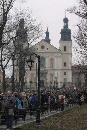 Tłumy pielgrzymów w Kalwarii Zebrzydowskiej płakały wczoraj pod krzyżem