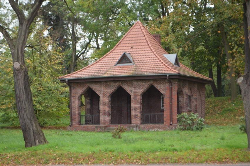 Domek stoi w parku wewnątrz dużego ronda w Głogowie