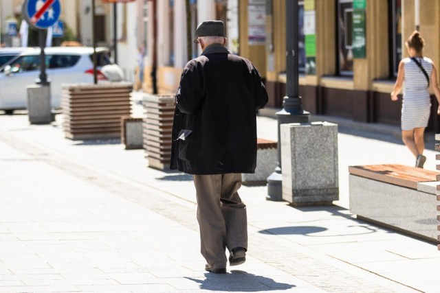 Takie mogą być emerytury po waloryzacji w 2023 roku. 

Jak informuje "Fakt", wskaźnik w przyszłym roku może wynieść nawet 13,1 procent. Tak również wynika z analiz Polskiego Instytutu Ekonomicznego. 

Zobacz, jak może zmienić się twoje świadczenie już w przyszłym roku. Szczegóły na kolejnych stronach ------> 