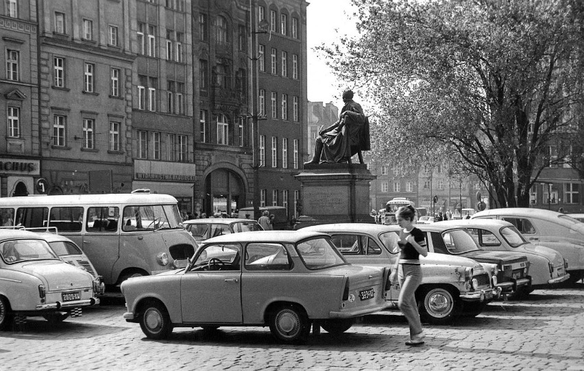 Parking dla samochodów na wrocławskim Rynku. Zobacz archiwalne zdjęcia