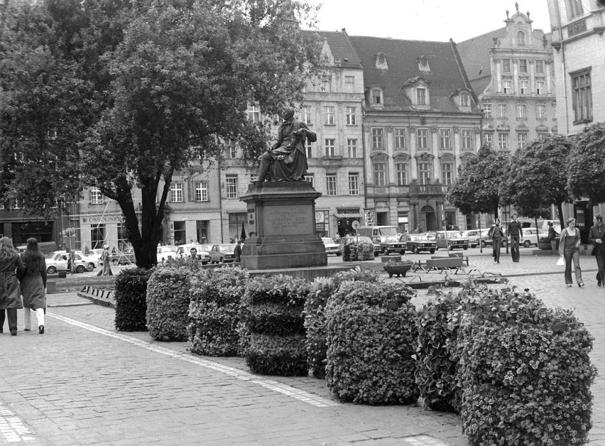 Parking dla samochodów na wrocławskim Rynku. Zobacz archiwalne zdjęcia