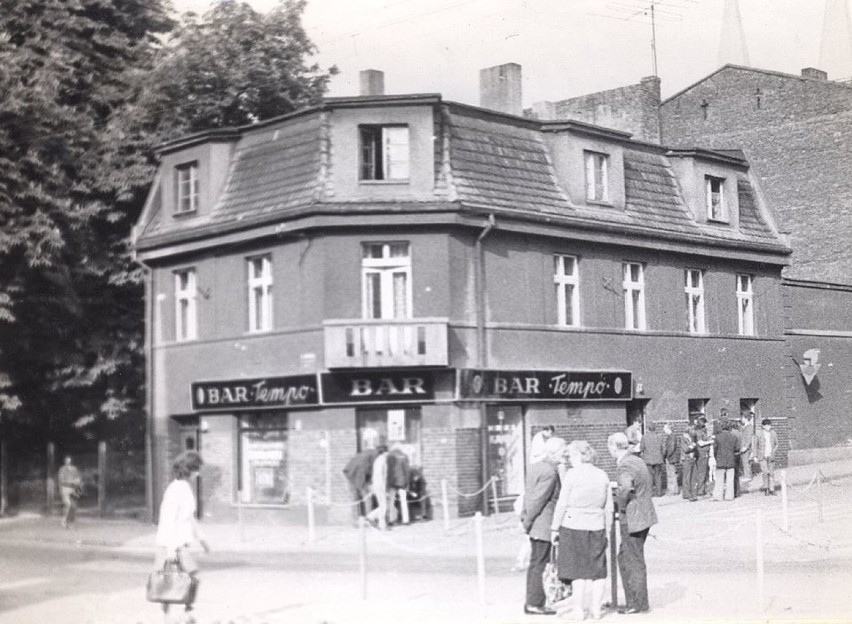 Mieszkańcy Mikołowa przed barem Tempo, Mikołów, 1975 r.