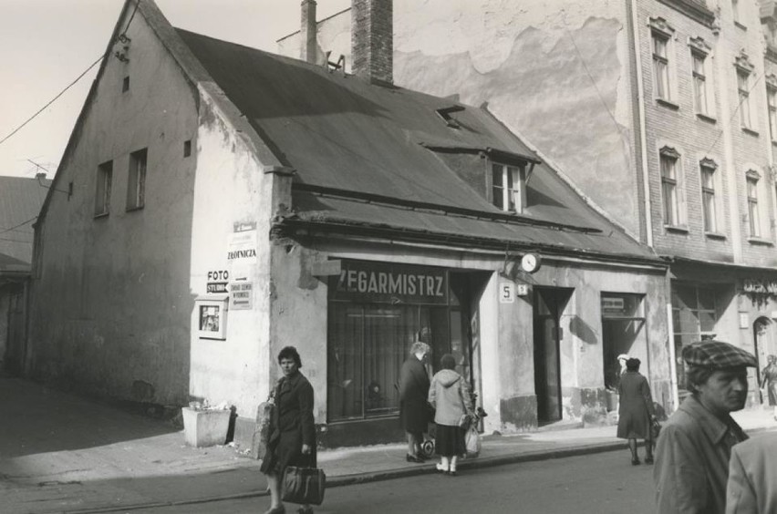 Zegarmistrz przy wejściu na ul. Stawową, Mikołow, lata 80.