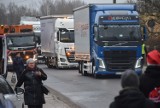 Dwa lata temu Mikołajowie przyjechali ciężarówkami pod Powiatowy Dom Dziecka w Krośnie Odrzańskim z prezentami!
