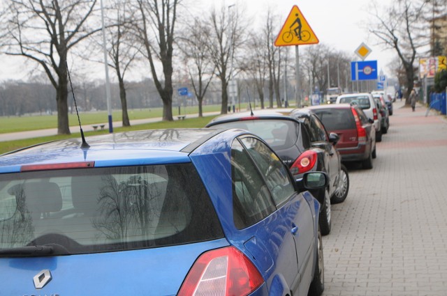 W ubiegłym roku w stołeczni policjanci wszczęli 2528 postępowań w kategorii dotyczących kradzieży z włamaniem lub kradzieży samochodu. W poprzednim roku takich przypadków było 2778, z kolei dwa lata temu 2679.

- W Warszawie jest coraz bezpieczniej. Jeszcze kilka lat temu każdego dnia do warszawskiej policji spływało po kilkadziesiąt zgłoszeń o kradzieży pojazdów. Teraz jest to maksymalnie kilka przypadków dziennie, chociaż zdarzają się też dni, w których nie otrzymujemy takich sygnałów - mówi podinspektor Magdalena Bieniak ze stołecznej policji.

Zobacz też: Wrotkarnia w Warszawie. Byliśmy na otwarciu RollerDisco! [ZDJĘCIA, adres, ceny, godziny otwarcia]