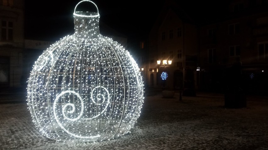 Ozdoby świąteczne w centrum Świebodzina. Dzięki nim miasto...