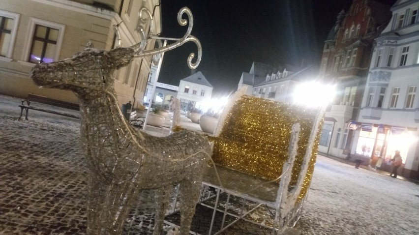 Ozdoby świąteczne w centrum Świebodzina. Dzięki nim miasto...