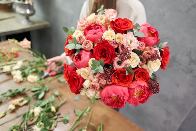 Bukiet kwiatów i piękne życzenia to idealny zestaw z okazji imienin. 
