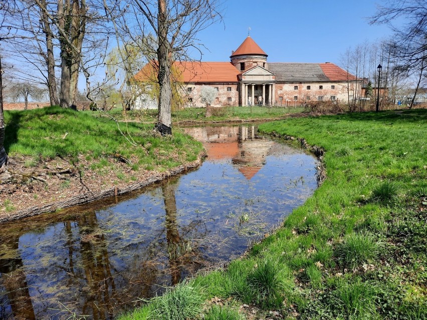 Pałacu niestety już nie ma. Ta okazała budowla to oranżeria