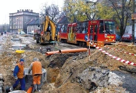 Pomimo że płacimy kilka podatków drogowych, jazda po naszych dziurawych ulicach często kończy się w ten sposób. Fot. ANDRZEJ GRYGIEL